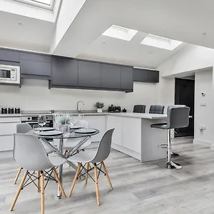 Aparthotel Spacious, Modern 2 Bed With Ensuites